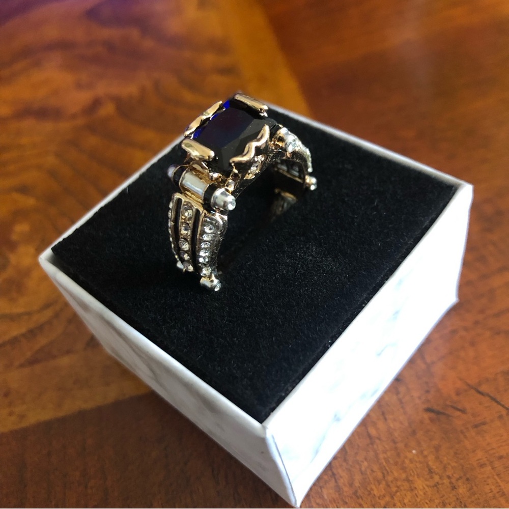 Men’s fashionable faceted black stone gold metal gentleman band ring NWT 13